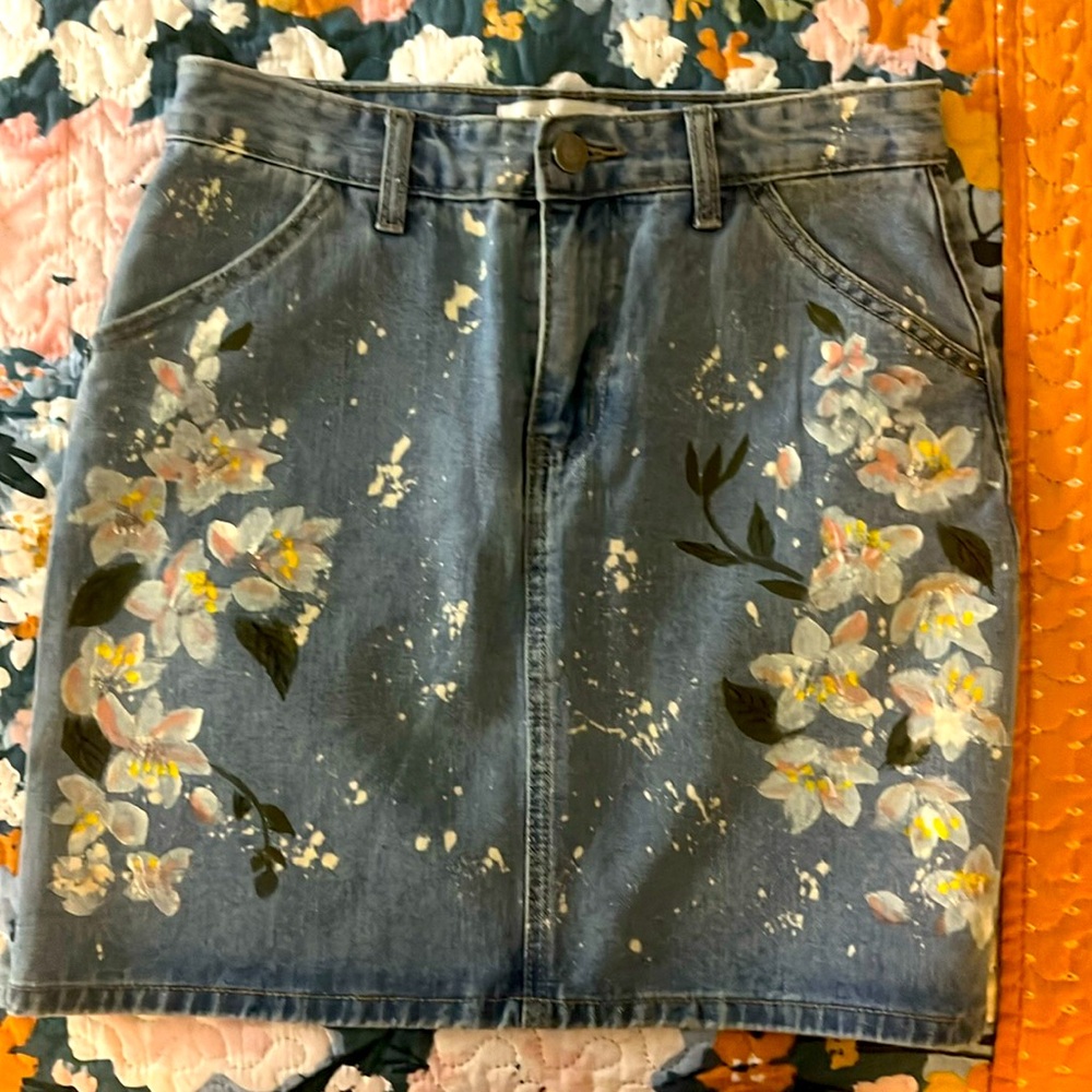 Nice Jean boutique skirt with painted flowers!🪷🌸